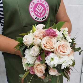 Свадебный букет из роз, эвкалиптов и лизиантусов